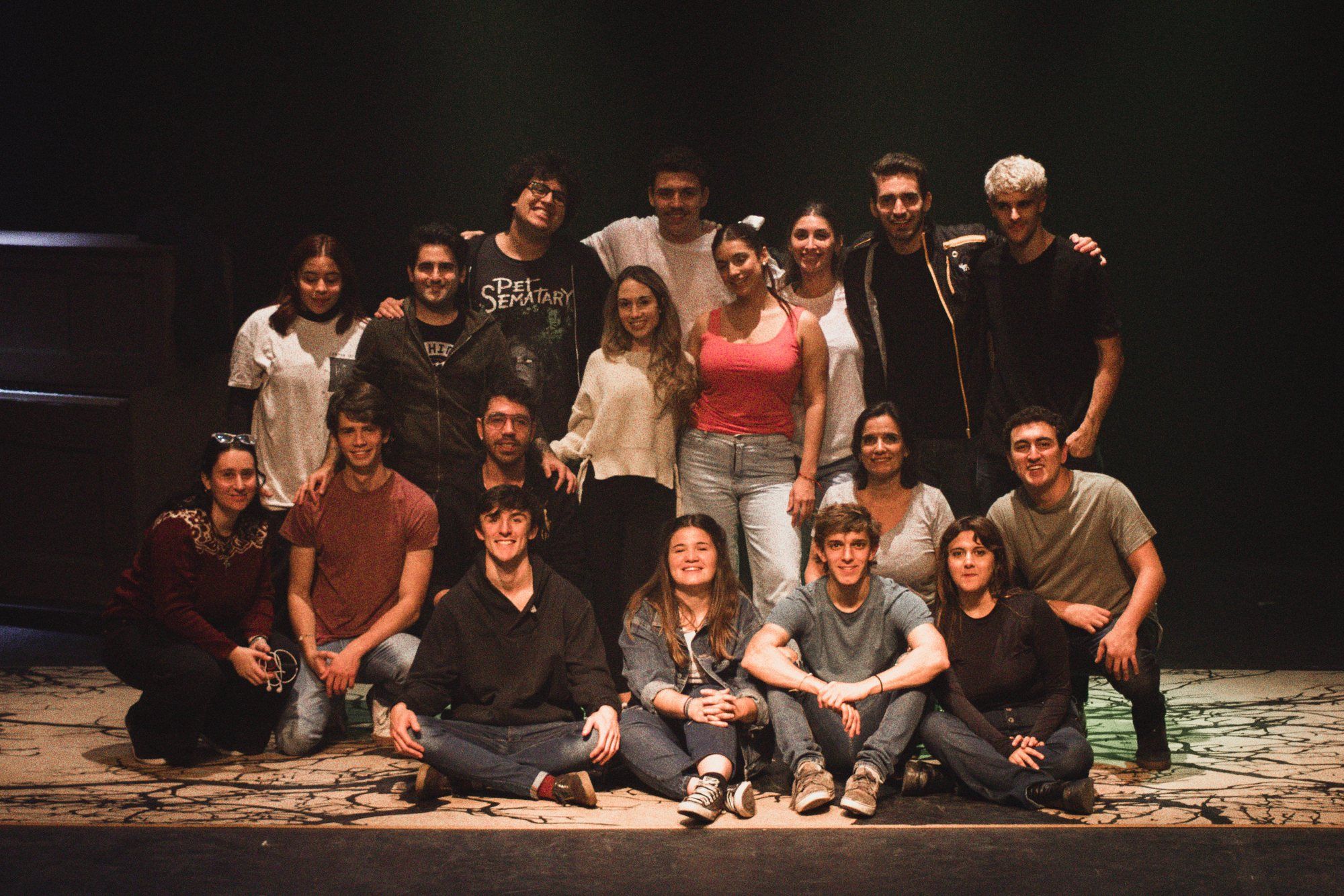 El elenco completo reunido en el escenario.