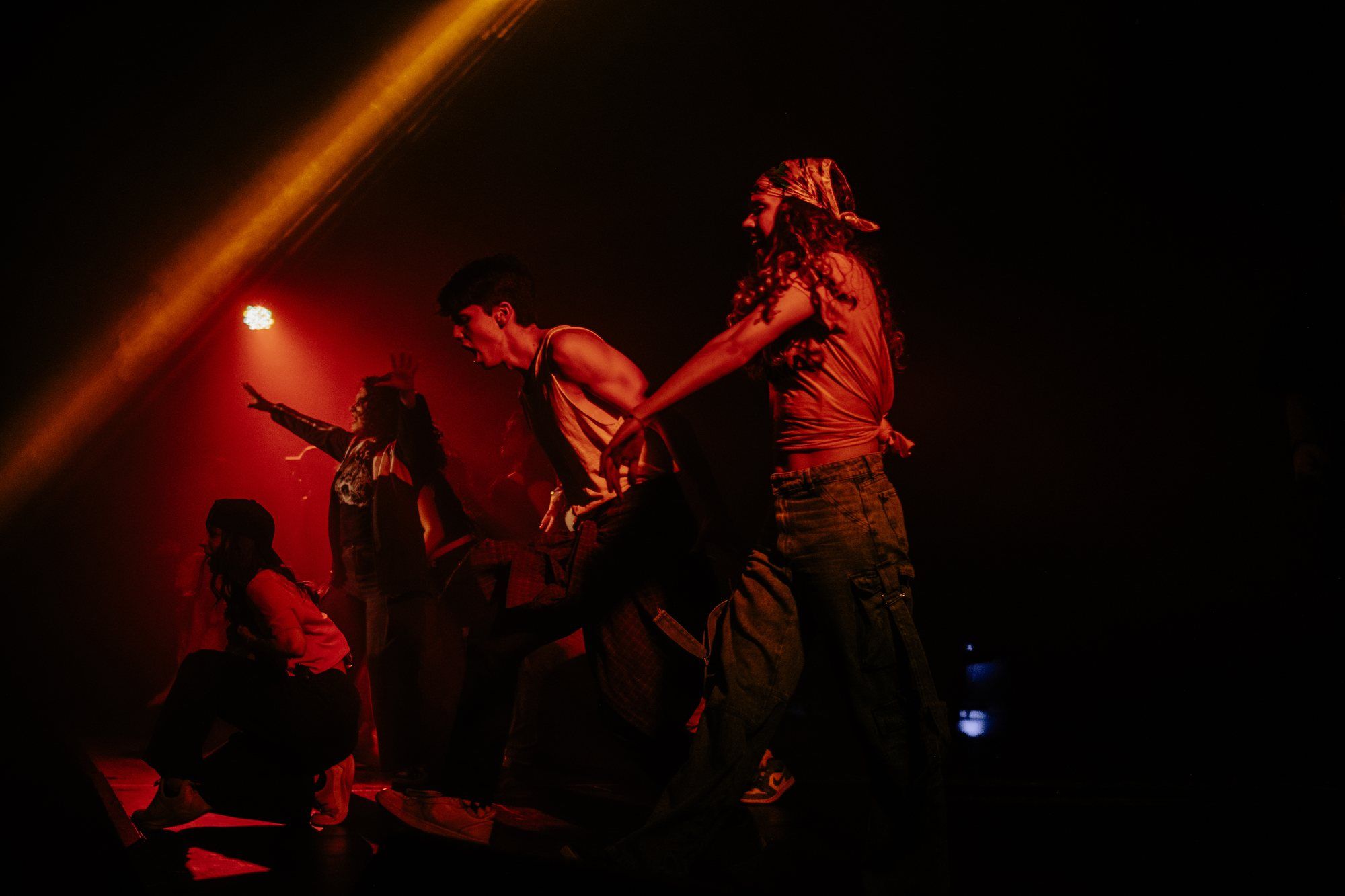 Escena intensa en luz roja.